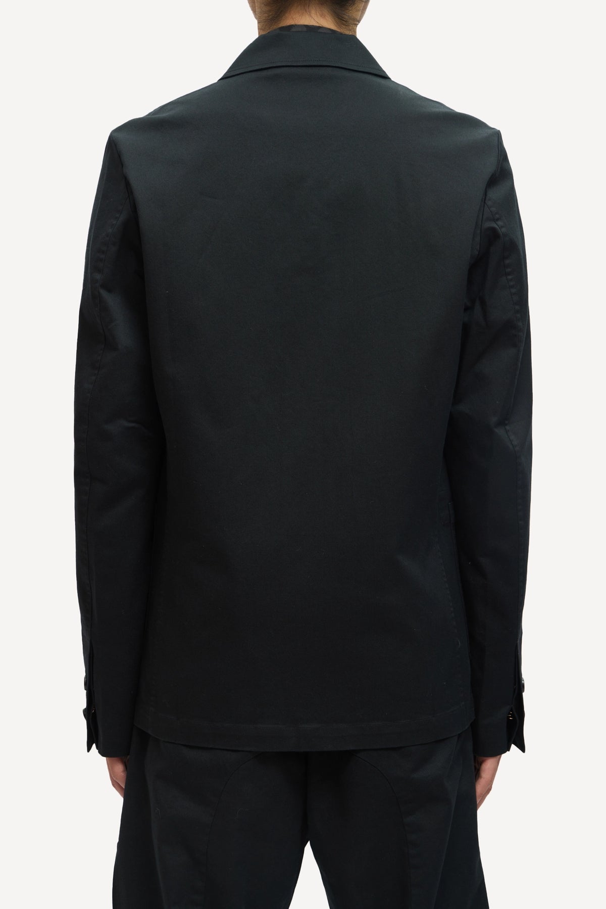 (BLACK)