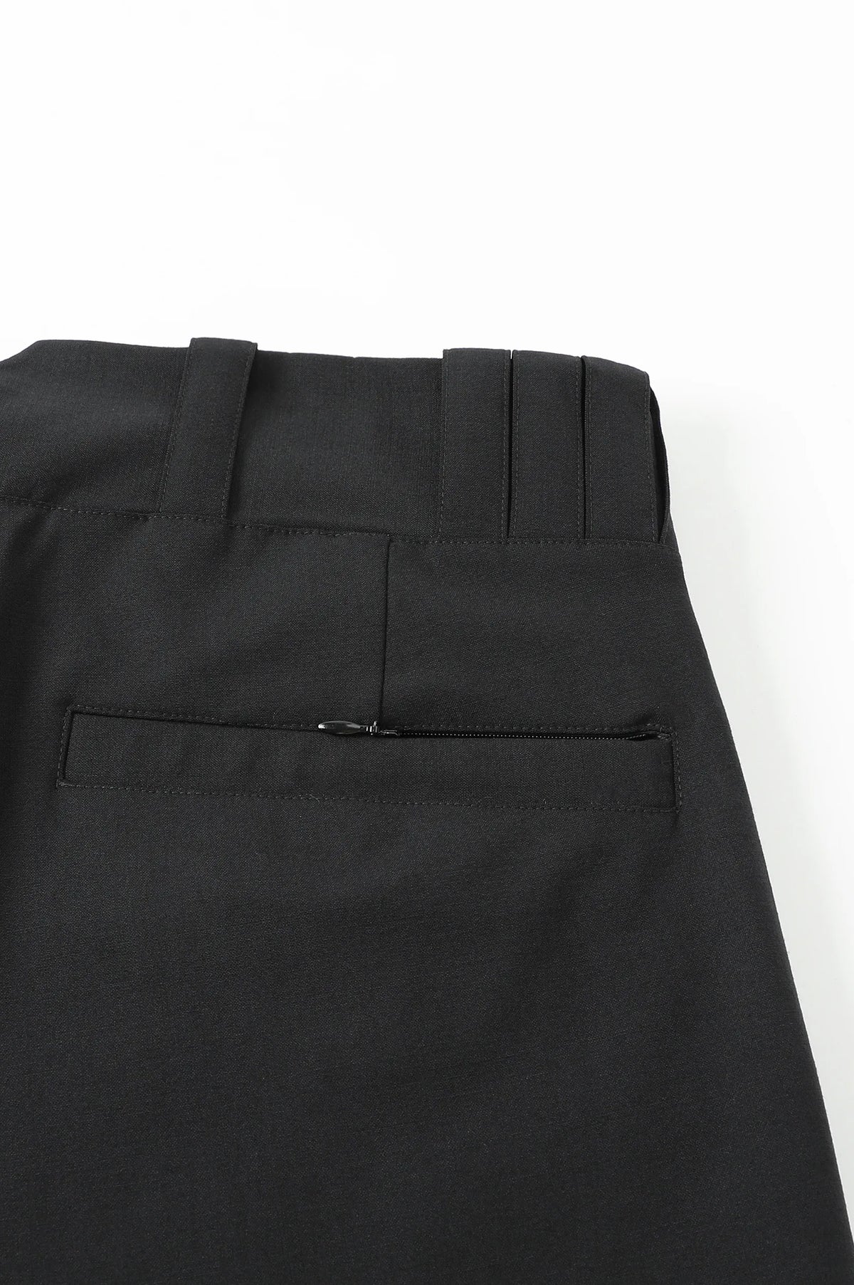 (BLACK)